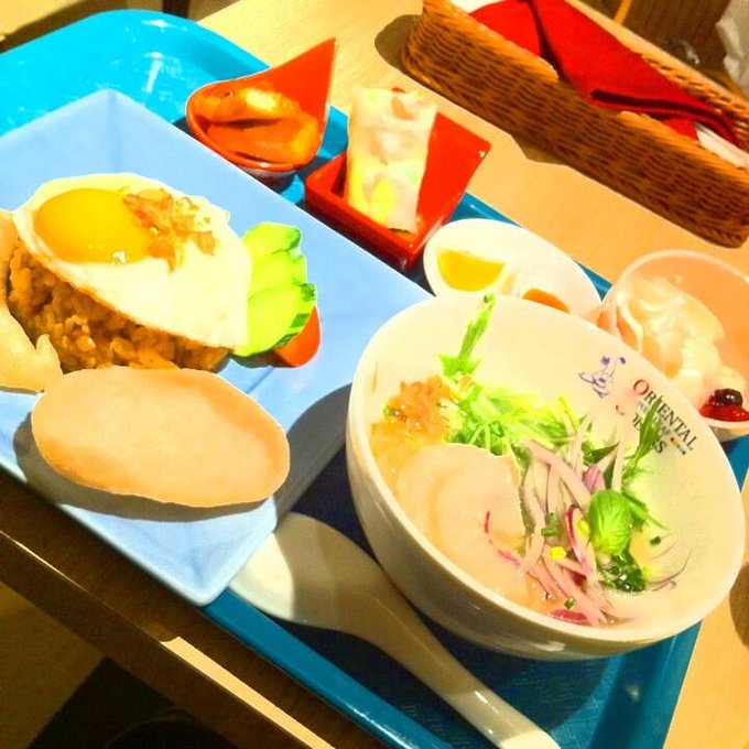 舞台の稽古終わってお腹空いたから、友達に連絡したら A子『ごめん～これからご飯行くの～』B子『ごめん～今、彼氏と一緒なの～』仕方ないから1人ご飯。タイ料理でパクチー抜き。 http://t.co/C4