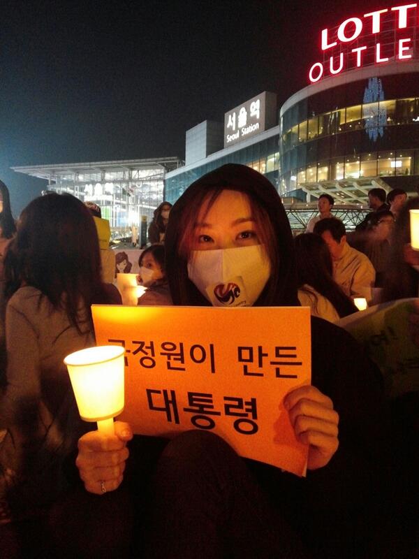 ccr148927's tweet photo. 역시 젊은이가 용기가 좋아요 #바람소리"@moonlover333: 여성시대... 이제  전국으로  촛불이  퍼질것이다 .. RT @sinbi2010: 국정원이 대통령만들었다. 21살의 여성 분노 -서울광장 - http://t.co/L7iESIaN1c"