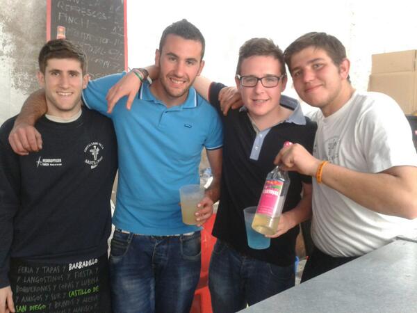 Anamedinagar's tweet photo. Con @SantaCruzBaza @pablitosanche gran tarde la de ayer y gran cofradia http://t.co/mqwuysHhxr