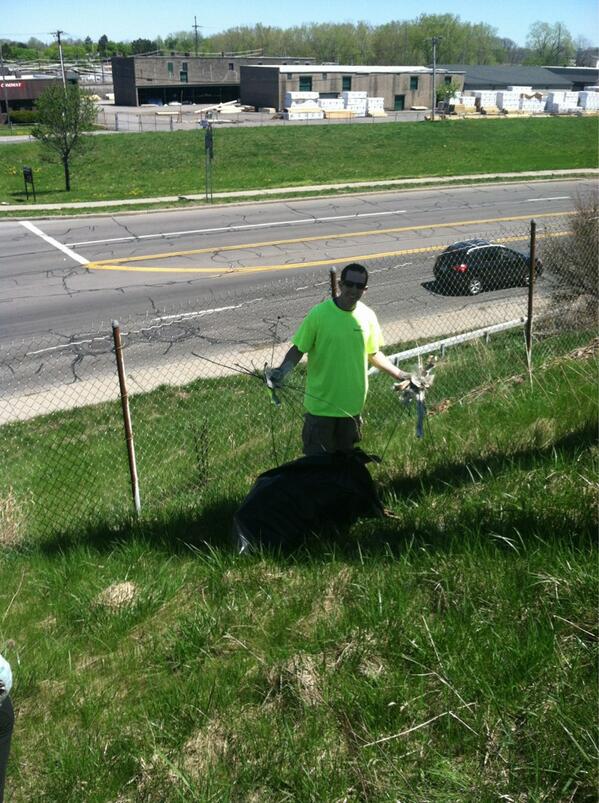 kaplowe1's tweet image. With @BathtubMadeNew @VenessaFaith #projectcleanup #roc #rocitycleanup #volunteer #givingback