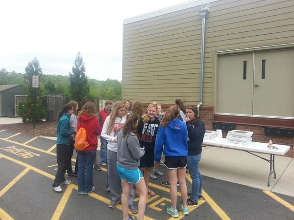 Angie_Bama's tweet photo. Going out to serve#hsmservicesaturday http://t.co/Z3c15E7XS6