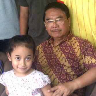 VioletteFairy25's tweet photo. Happy 71st Birthday Dad! ~ *My Dad and My Youngest Kid* http://t.co/92rW0g0Ak0