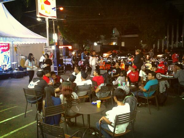 SIMPATI's tweet image. Crowd udah rame nih, guys! Geng Vespa juga udah pada kumpul. Sbntr lg bakal ada stand up dr @HeriHoreh #simPATILoop