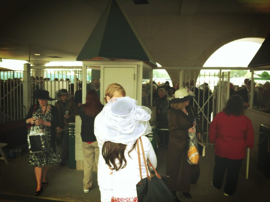 BJbYhbpCYAA_aq8.jpg:large