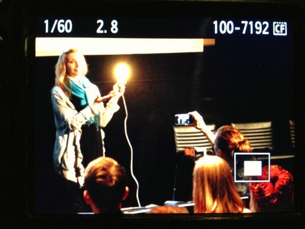 Luisa Fanciullacci från Gothenburg Film Studios demonstrerar ljuskaraktär hos en glödtrådslampa på #filmglappet2013.