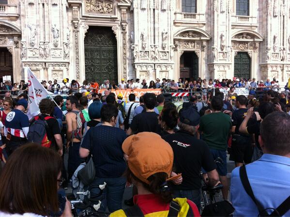 Siamo a #milano per #mobilitanuova Sotto il Duomo è pieno di persone, pedoni e ciclisti che vogliono cambiare strada
