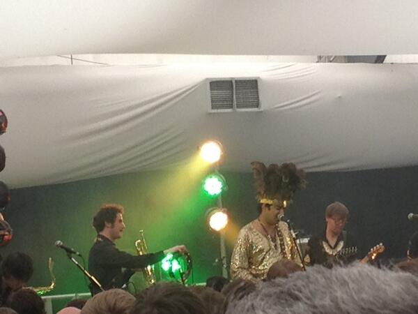 SilenceKitMusic's tweet photo. Loving the head dress. #illbeyourmirror the glitters good too http://t.co/9PdCpWZ5Cz