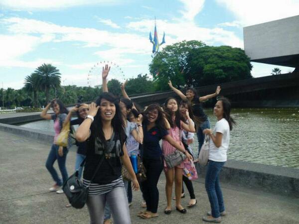 anne_towt's tweet image. We're attempting to do a jump shot but because of the wind, we failed. #happyFAIL