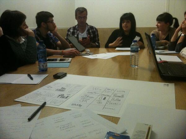 Amaguado's tweet image. Envidia RT @culturele: Hablando de accesibilidad en redes sociales y móviles en la mesa de trabajo #comvirus