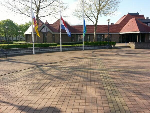 Vlaggen halfstok voor de Dodenherdenking om 20.00 uur op het Raadhuisplein. U bent van harte welkom.