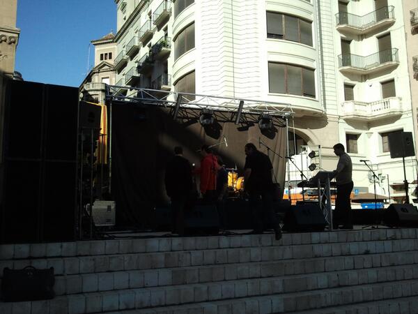 deperlla's tweet photo. Darrers preparatius preconcert. Musiqueta bona avui a la plaça Sant Joan. http://t.co/URZhOHxusd
