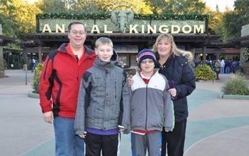 Elwensa's tweet photo. "Nice family day out... 🙊 #PicTimedPerfect http://t.co/sNUjjqy7gK "
Noooooon!!