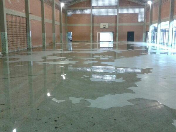 EXASanCristobal's tweet photo. INFORMAMOS QUE LAMENTABLEMENTE la jornada del dia de hoy quedo suspendida!! http://t.co/PTgLkFDHKk