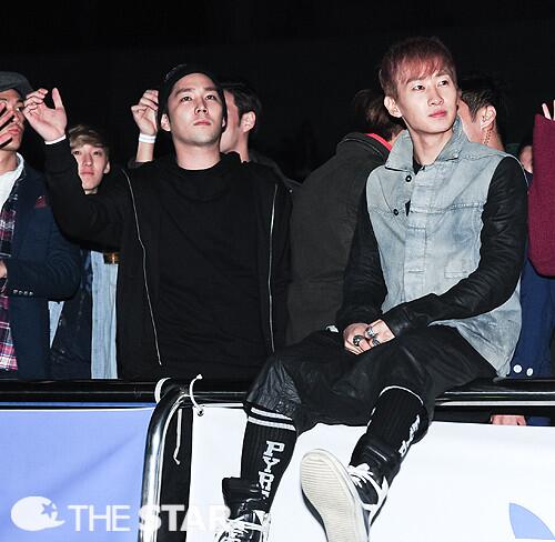 AllSJunior's tweet photo. [News Photo] Eunhyuk and Kangin - Snoop Dogg's Concert #1 http://t.co/CbtGOggAzR
