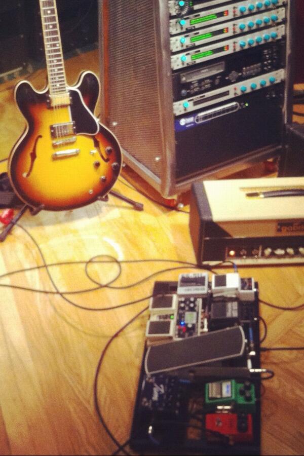 deltapinto's tweet photo. @CaseyHoops kinda tough to see, but here's my setup during my last studio gig. Tubescreamer/Tim into a Gabriel head. http://t.co/QGMUTAu2kq
