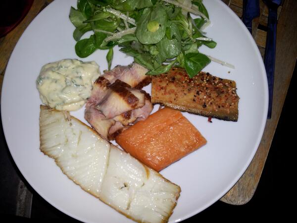 bjornschmidt's tweet photo. Smoked dinner on the balcony. The best months are here to stay http://t.co/sYsNltAsX4
