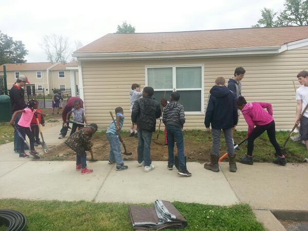 Angie_Bama's tweet photo. Many hands#hsmservicesaturday http://t.co/pMhe1PeJgx