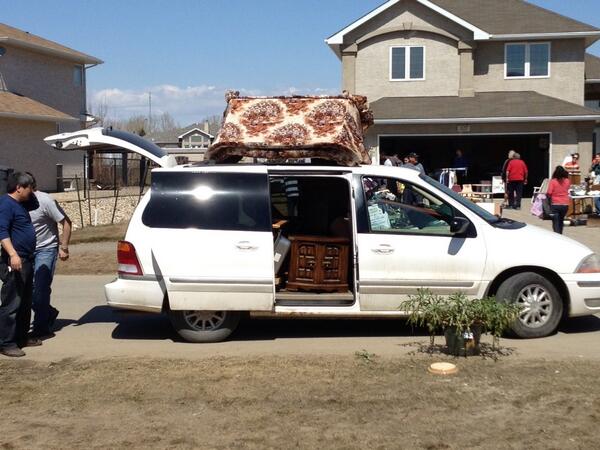 JessicaDunnYQR's tweet photo. This is how you garage sale!  #garagese4shelter #royallepage http://t.co/qNpUbATAYd