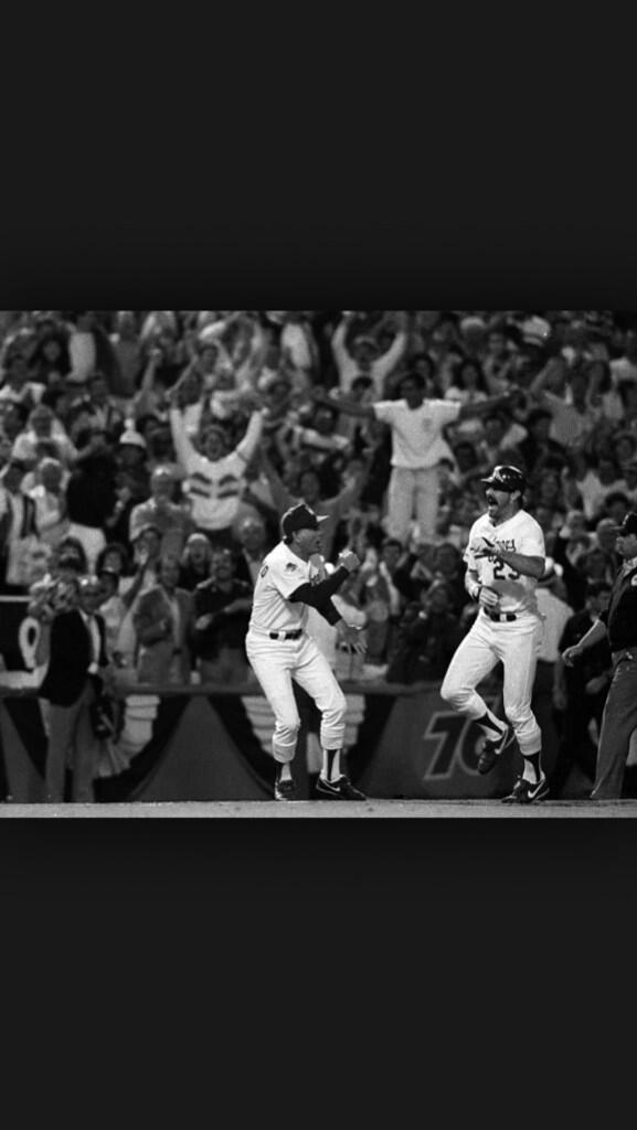 BaseballPics_'s tweet photo. Kirk Gibson's homerun in the playoffs #fistpump #walkoff http://t.co/QU7r6aakX0