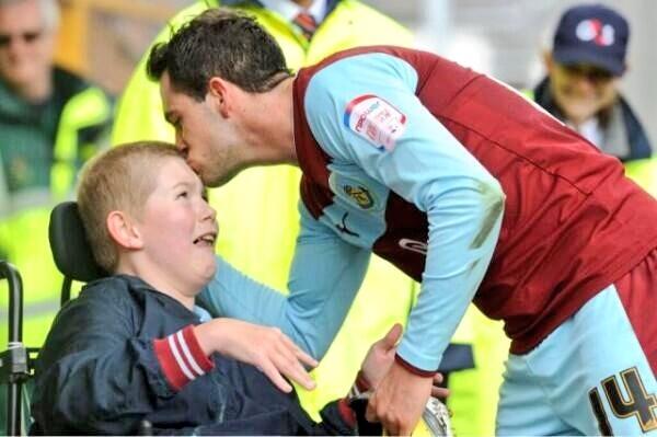sportsdes's tweet photo. This photo lifted my spirit!
#Burnley footballer, Danny Ings, gives his boots to a young fan after their final game-
http://t.co/twJd3THKvK”