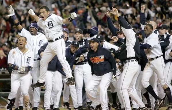 BaseballPics_'s tweet photo. #ALCS Magglio's walk off homerun celebration http://t.co/YV33U1nonj