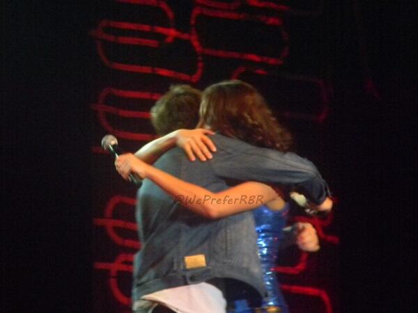 WePreferRBR's tweet image. Abraço ChaMel após dueto