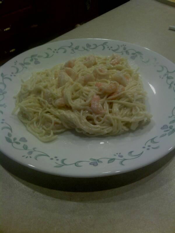 ElizabethVegter's tweet image. Practicing cooking certain dishes for my future husband :) #FeddiciniAlfredoWithShrimp #engaged