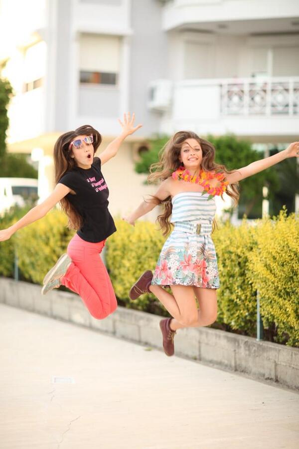 Afra Saraçoğlu &amp; Gizem Gülçin Çoban

              Esline Çekimleri