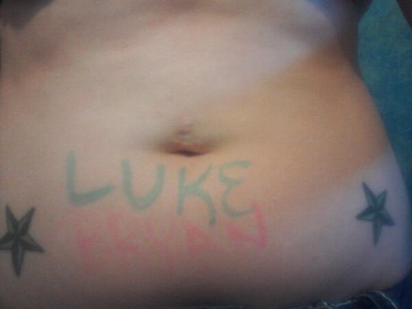 rebekaannlovesu's tweet photo. Luke bryan bbody sign your between my stars <3 @LukeBryanLyrics @LukeBryanOnline @ http://t.co/9xTITtjDiq