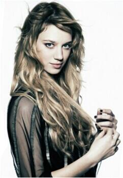 fandomhub's tweet image. So there is a TV adaptation for #TheSelection (@TheSelectionCW) and Yael Grobglas is our America Singer.