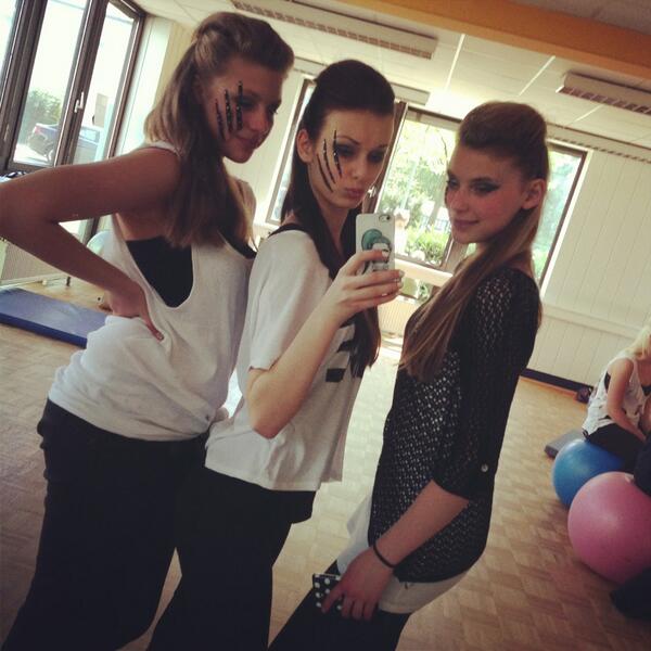 NickisMadBarb's tweet photo. Me in the middle. Mad Barb, lol. ;) http://t.co/HzBr6nDIYp