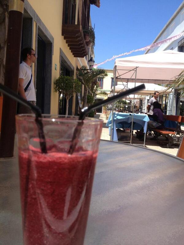 NicolasTan's tweet photo. Smoothy @barjellyfish before the cycle home to get the kit in the car - it's blowing and the sun is out! http://t.co/pNcfRXCrjH
