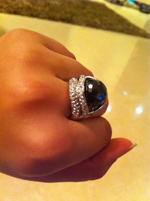 كوني اكثرجاذبية بخاتم مطلي بالذهب الروسي والاحجار الكريمة السوداء
السعر ٣٠٠ ريال