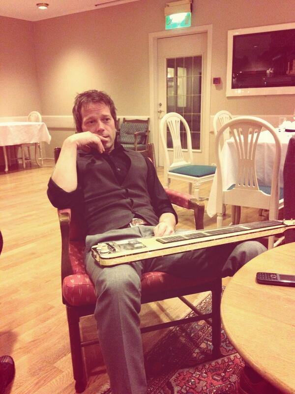 Magneteven's tweet image. Good ol' lapsteel