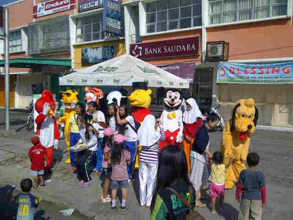 markomBISG's tweet photo. Car free day anniversary BISG bazaar sembako murah n diskon promo bahan bangunan...! http://t.co/XKJoJym2OK