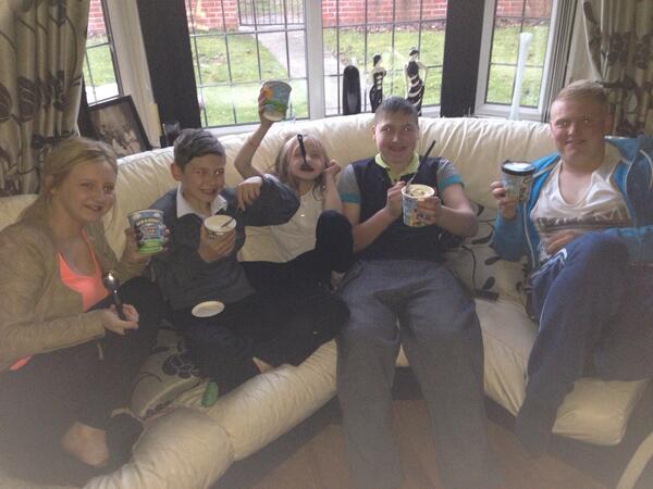 chuckmaclufc's tweet photo. @dawg69r @sophieemaclean @leedsladkitch @kylemaclean5 @viveuk1 @kaymaclean34 http://t.co/r8rezSglOw