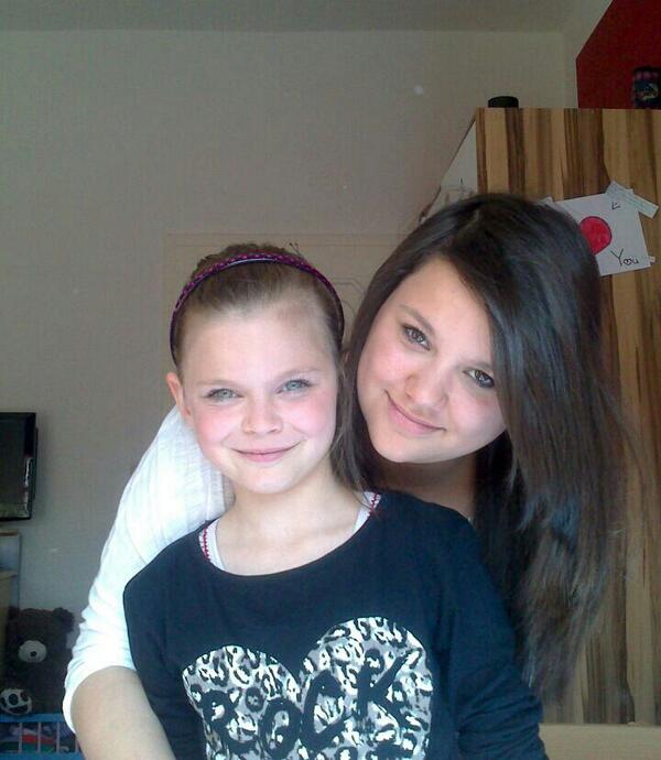 FunSari's tweet photo. Ich &amp; meine Schwester :)) http://t.co/swBvt6LZXk