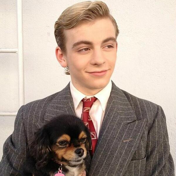 DrewRyansEA's tweet photo. To this and it's all for @LeighEAx's coronation. D: http://t.co/taXxWCHFQR