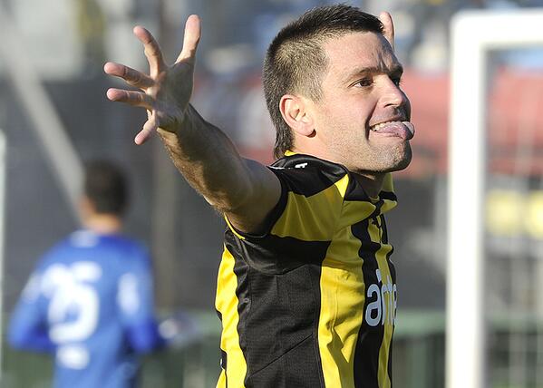 OficialCAP's tweet photo. El festejo del "Tony", tras anotar la apertura del marcador en el clásico de hoy http://t.co/gUikWVJA00