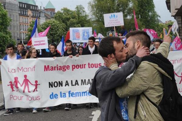 sylvainzim's tweet photo. Après le #BaiserdeMarseille le #BaiserdeStrasbourg - Photo Jean-Christophe Dorn / DNA #Mariagepourtous http://t.co/1y7mnuO5O8