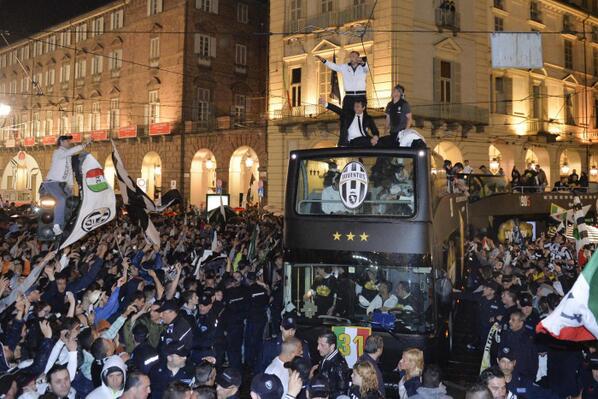 EnriBarbero's tweet photo. Una città in festa, un popolo che celebra questa vittoria in Italia e in tutto il mondo! #JuveCampione http://t.co/JgXp8ymRqY"@FranzGermi