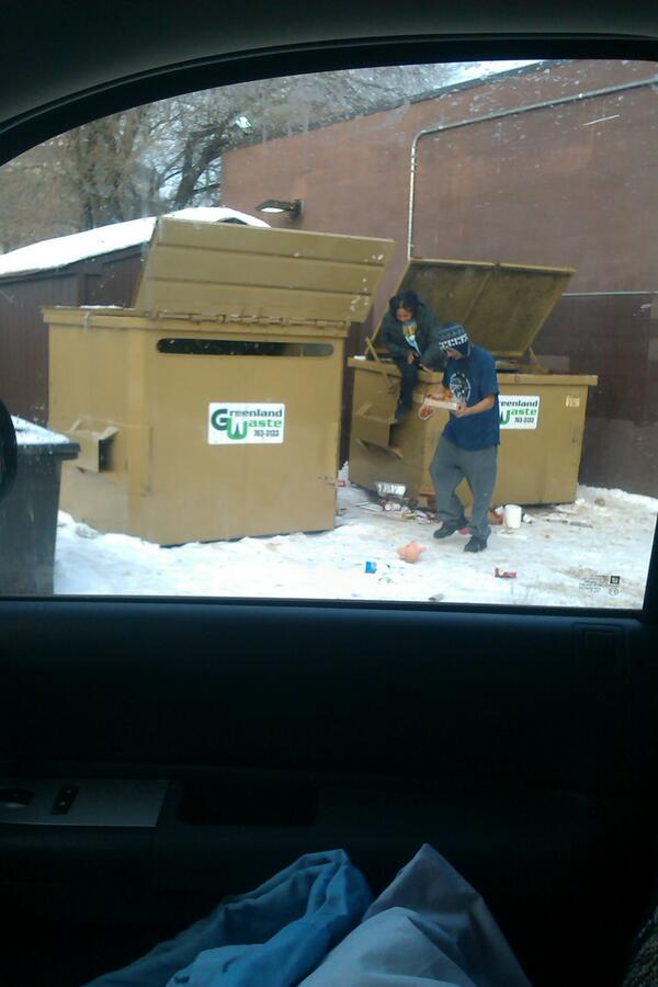 _paycheck's tweet image. Korey and his babe found supper#freechicken#