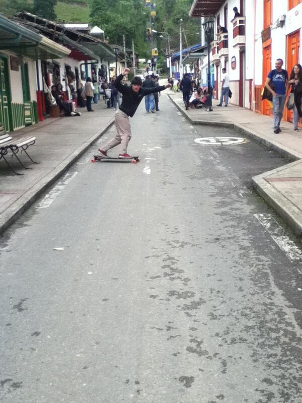 Gastrico_'s tweet image. Stand-up toeside, en la calle real Salento Quindio #Longboading