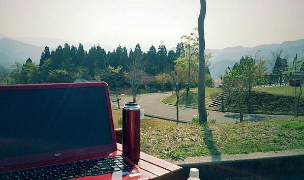 奈羅尾玲子 Reiko Narao 小さい頃 仕事をする父の回りをちょろちょろ遊んでいたわかさ氷ノ山キャンプ場 天気がいいのでpcを持ってきて青空の下で仕事をしてみたよ すぐにバッテリーが切れたよ だからクレープを食べることにしたよ Http T Co