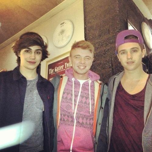 JCatsCol tweet picture