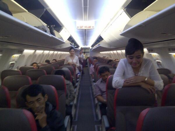Jangan bilang2 ya, ngintip penerbangan bareng Batik Air yukk, masih subuh loh ini :)