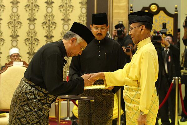 kusmrswk's tweet photo. RT @NajibRazak I have just been sworn in by the King. I will serve as Prime Minister for all Malaysians. http://t.co/25xmn5vVTs"""