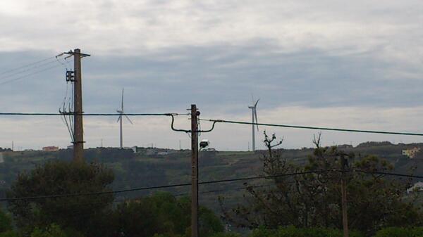 MellowmoveSurf's tweet photo. Monday morning, thats how we wanna see the wind turbines. Facing SW. http://t.co/tnCKuNiMz1