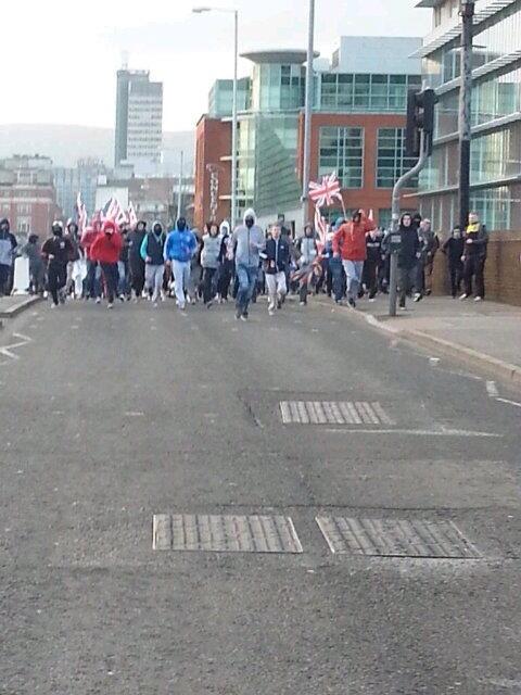 JoeBrolly1993's tweet photo. The main group of runners comes into view at 2 hrs 15 mins http://t.co/1qXawgheMN