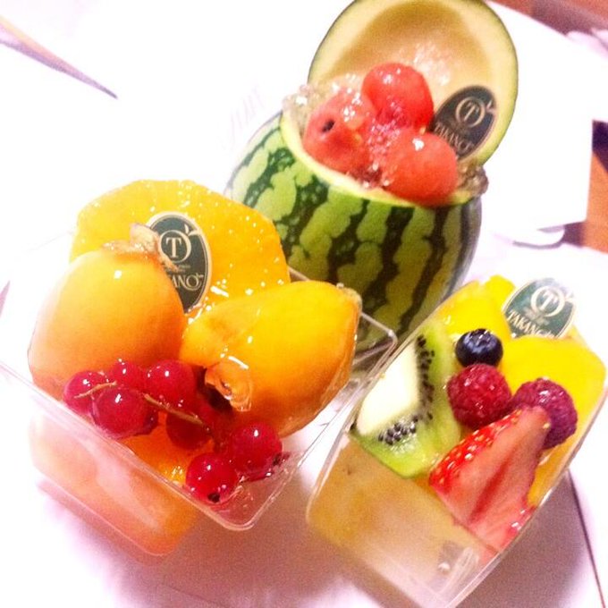 これね、ケーキじゃなくて全部フルーツなの♡ http://t.co/m1SCtvmU9i